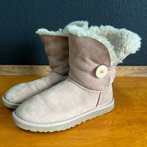 Ugg Women’s Bailey button ankle US7 Women